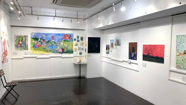 Through Gridded Teeth 　（グリッド状の歯を通して）